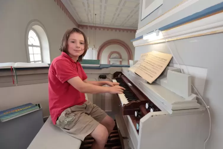 Begleitet jeden Gottesdienst in der evangelischen Kirche in Lautersheim an der Orgel: der neunjährige Severin Günther.