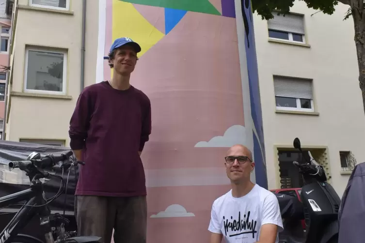 Michael Gibis (links) und Daniel Ehniss vor Gibis’ Motiv „Farewell“ an der Ecke Karlstraße und Südendstraße.