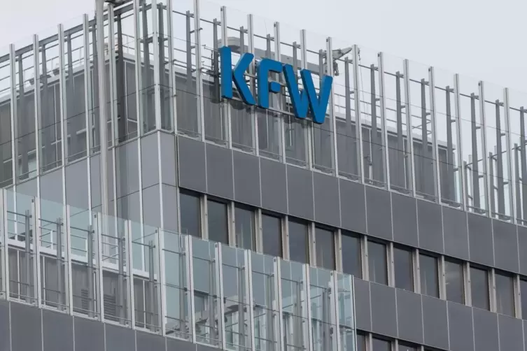  Das Logo der KfW auf der Zentrale der KfW-Bankengruppe in Frankfurt. 