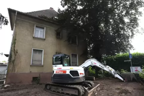 Der Garten rund um das Haus wird bereits abgeräumt. 