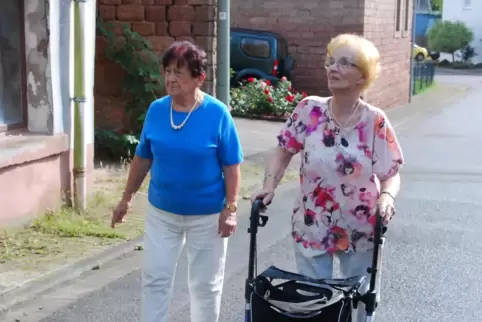 Julia Müller (links) und Ruth Fleckenstein schwelgen in Erinnerungen beim gemeinsamen Spaziergang durch Geiselberg.