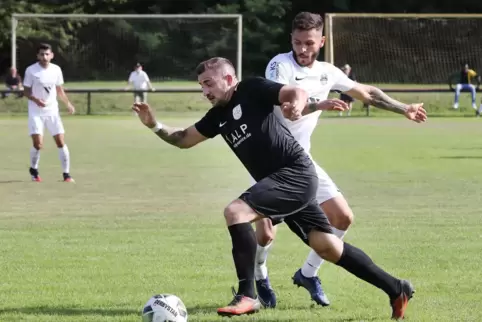 Noch nicht in Topform: Mutterstadts neuer Torjäger David Gerner (hier noch im schwarzen Trikot von Phönix Schifferstadt).