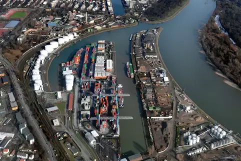 Warendrehscheibe Kaiserwörthhafen: Hier werden jährlich sieben Millionen Tonnen Waren umgeschlagen.