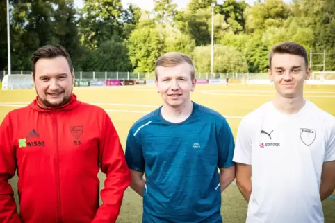 Der junge Contwiger Trainer Max Blum mit zwei seiner Neuzugänge: Pascal Lang und Tim Andre Krieger (von links).