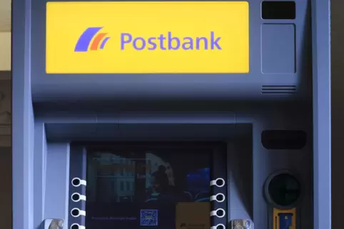 Kein Geld am Automaten: Diese Erfahrungen haben in diesen Tagen Bankkunden bei der Postbank gemacht. 