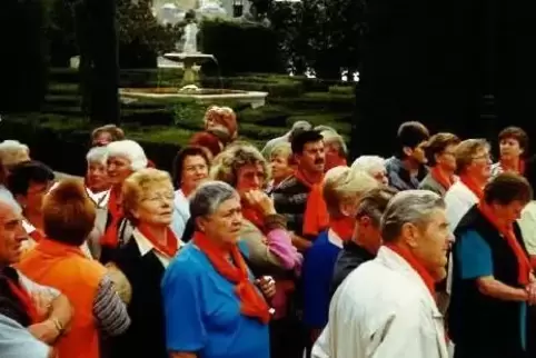 Die Teilnehmer der KFD Contwig mit ihren roten Schals bei einer Stadtführung durch Madrid im Jahr 2001.