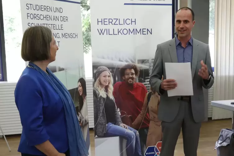 Uni-Vizepräsidentin Gabriele Schaumann und Minister Clemens Hoch betonten, wie wichtig die Lehrerbildung für den Hochschulstando
