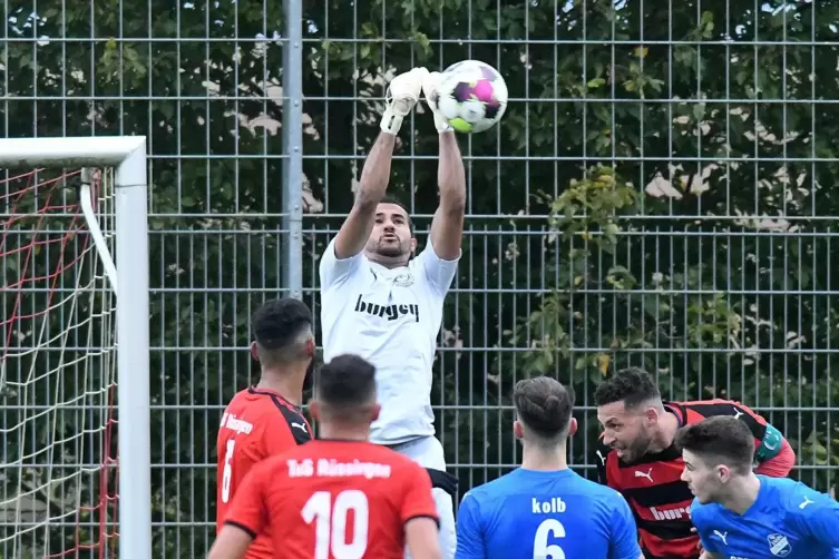 Sicherer R&uuml;ckhalt f&uuml;r sein Team und Trainer des TuS R&uuml;ssingen II: Evandro Rachoni de Lima.