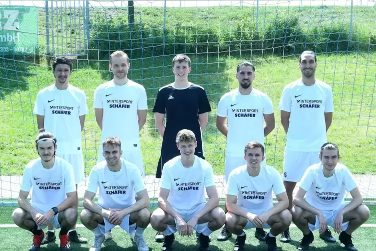 Die G&ouml;llheimer Neuzug&auml;nge von links: (hinten) Kavin Koch, Julian Oestreicher, David Jung, Hakan Aslan, Daniel Ghoul, (vorne) Jon