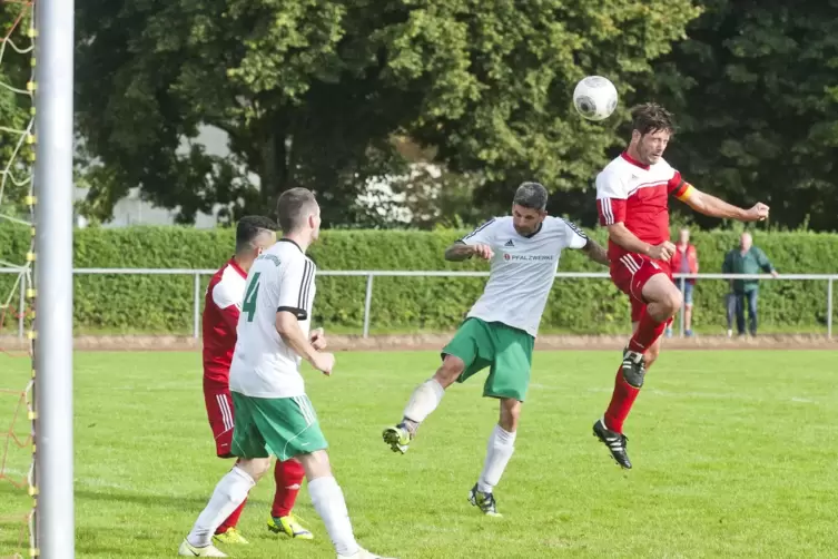 Christian Zapp (Zweiter von rechts), Trainer in Sippersfeld, will &bdquo;gut durch die Saison kommen&ldquo;.