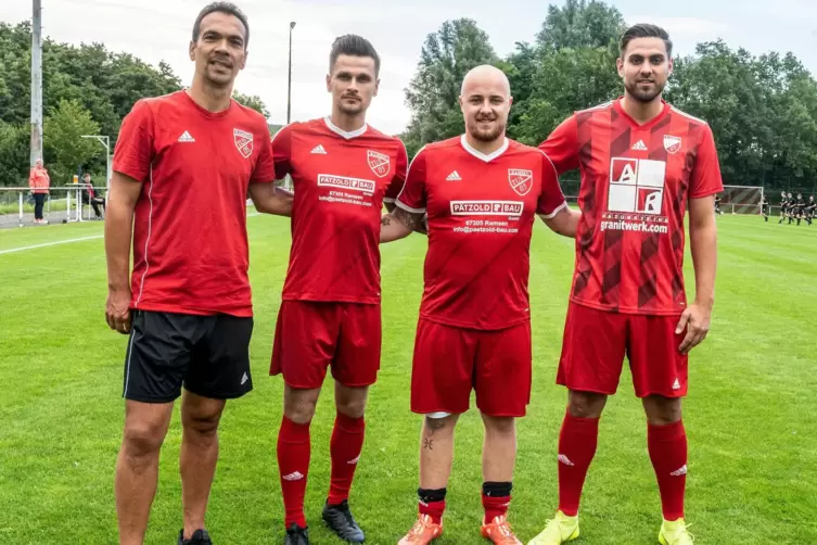 Ramsens neue Spieler (von links) Christian Bauer (Trainer) mit Alexander Simon, Maurice Basler und Deniz Demir. Nicht auf dem Fo