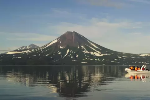 Kurilensee mit dem Vulkan Ilinskaya im Hintergrund. 