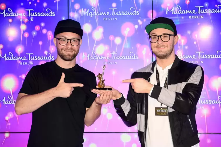 Der doppelte Forster: Der Popstar steht bei Madame Tussauds in Berlin neben seiner Wachsfigur. 