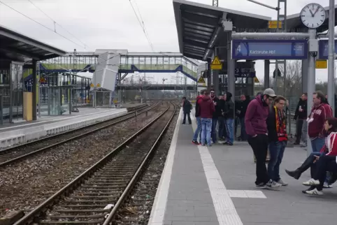 Die Bundespolizei sucht Hinweise auf den Mann, der im Bahnhof Wörth vor einer Streife über die Gleise geflohen ist.