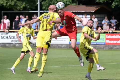Höhepunkt der Vorbereitung: Dudenhofen (gelb) spielt gegen den 1. FC Kaiserslautern. 