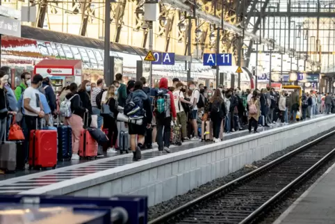 Zahlreiche Reisende müssen sich während des GDL-Streiks in volle Züge quetschen. Die Abstandsregeln einzuhalten, ist dabei kaum 