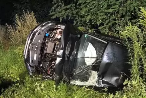 Das Auto blieb auf der Seite in einem Graben neben der B39 liegen. 