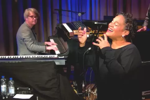 Cécile Verny, Andreas Erchinger, Piano, Bernd Heitzler, Bass , und Lars Binder, Drums. 
