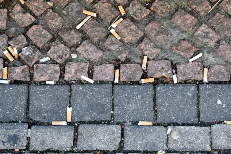 &Auml;rgerlich: Kippen, die auf den Boden geworfen werden. 