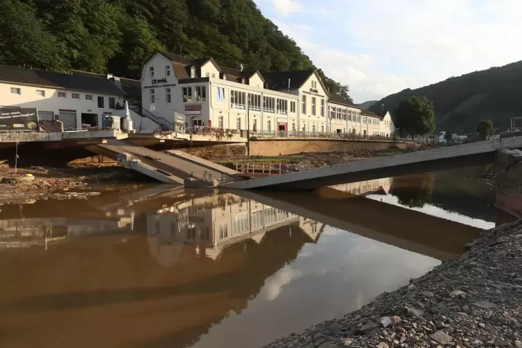 Bei der Flutkatastrophe im Landkreis Ahrweiler sind viele Brücken zerstört worden. Das Kaiserslauterer Unternehemn General Dynam