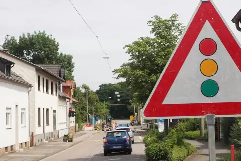 Zur Sicherheit der Fußgänger entsteht in Homburg-Beeden auf der Ortsdurchfahrt in Höhe des Schulhauses eine neue Ampel.