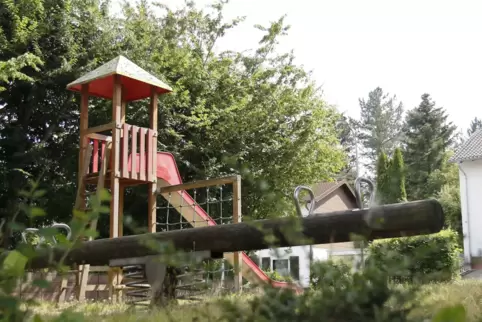 Damit der Spielplatz umgebaut werden kann, sollen zunächst alle alten Spielgeräte entfernt werden. 
