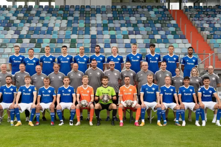 Der Regionalligakader des FK Pirmasens: (hintere Reihe von links Kevin Klein, Tim Hecker, Kevin Frisorger, Bastian Skorski, Kons
