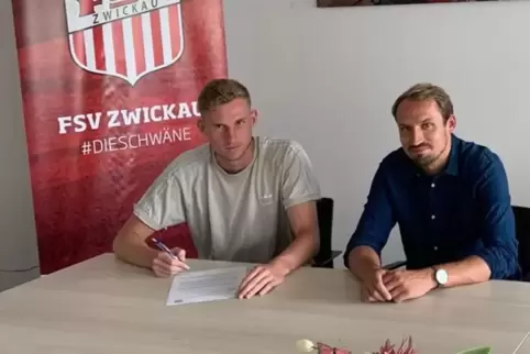 Felix Brand (links) hat die Verantwortlichen beim FSV Zwickau, im Bild Sportchef Toni Wachsmuth, überzeugt. Nun hat er klare Zie