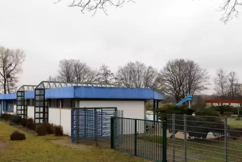 Beim Klettern über den Stahlzaun verletzten sich zwei Jugendliche.