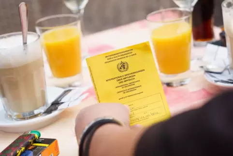 Ins Café nur noch mit Impfnachweis? Im Ausland wird das derzeit in der Regel anders gehandhabt.