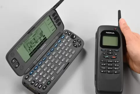  Ein original Nokia 9000 Communicator (r) und ein aufgeklappter baugleicher Dummy sind in der Sammlung des Museums für Kommunika