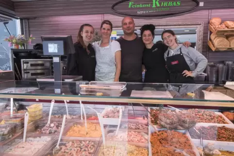 Erwarten Kunden am Verkaufsstand von Feinkost Kirbas (von links): Elsa Uhrig, Jasmin Huber, Atilla Kirbas, Aysegül Türk und Lisa