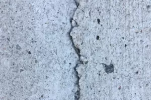 Haarrisse im Beton: Sie könnten noch Grund zur Sorge liefern, wenn sie größer werden. Haarrisse im Beton: Sie könnten noch Grund zur Sorge liefern, wenn sie größer werden.