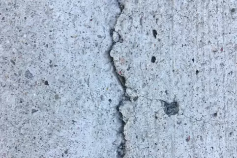 Haarrisse im Beton: Sie könnten noch Grund zur Sorge liefern, wenn sie größer werden.