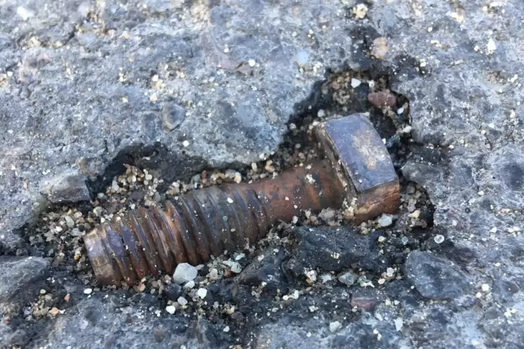 Schraube im Asphalt: Sie muss entfernt werden.