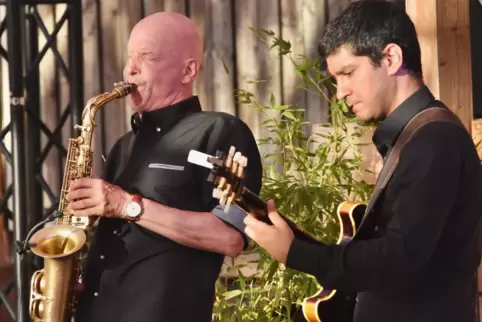 Viele Gemeinsamkeiten: der Saxophonist Olaf Schönborn und der Gitarrist Riaz Khabirpour bei ihrem Konzert in Mannheim.