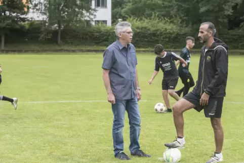 Fußball und Zahlen sind seine Sache: Saleh Abdulla (rechts) im Gespräch mit Theo Ultes, dem Ehrenamtsbeauftragten des FC Erlenba