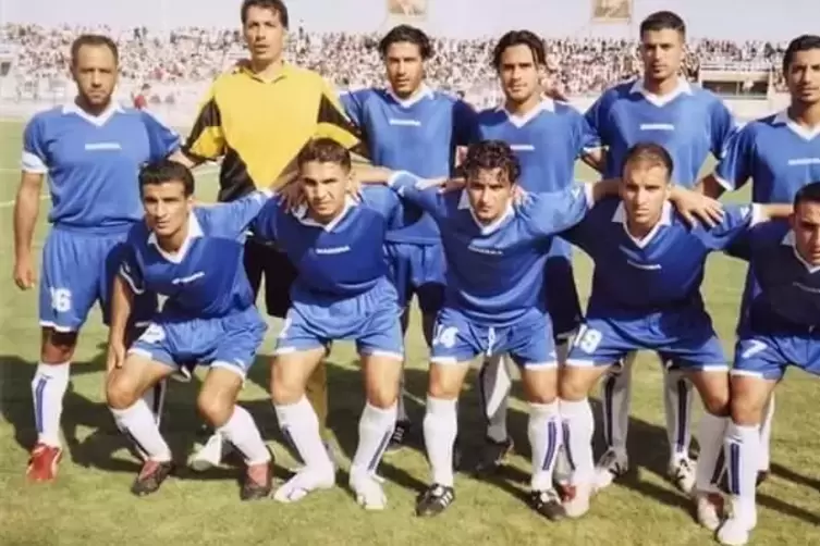 Ein Foto aus seiner Fu&szlig;ballzeit in Syrien: Saleh Abdulla (in der unteren Reihe ganz links) mit seiner damaligen Mannschaft al-Fu