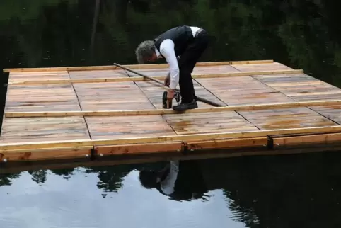 Patrick Siben macht sich wieder bereit: In der kommenden Woche lässt er das Konzertfloß ins Wasser.