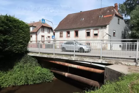 Das Rohr verengt den Durchfluss unter der Brücke in der Bahnhofstraße. 