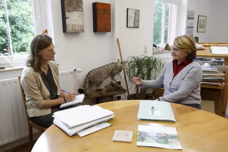„Viele Menschen haben den Wald für sich entdeckt“, schildert Forstamtleiterin Ute Fenkner-Gies (rechts) im Gespräch mit Julia Lu