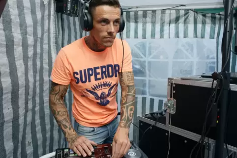 Patrick Freyer als „DJ Padde“ bei einem Fest.