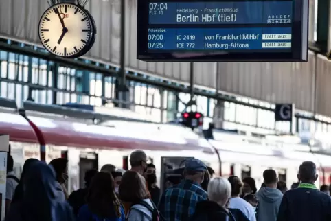 Zahlreiche Menschen warten am Stuttgarter Hauptbahnhof.