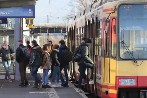 Zwischen Wörth und Karlsruhe fallen am frühen Montagmorgen Züge aus. 