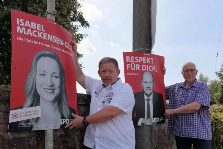 H&auml;ngen seit Jahrzehnten Wahlplakate f&uuml;r die SPD in Carlsberg auf: Valentin Hoffmann (vorn) und Peter Schakewitsch.
