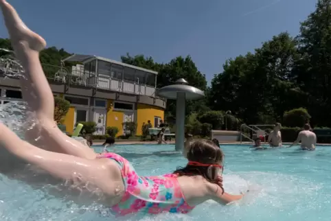 Zur Wochenmitte kommt das Schwimmbadwetter wieder zurück.