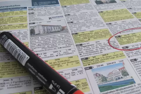 Blick in die Anzeigen: Die Wohnung, die zu den eigenen Bedürfnissen passt, ist oft nur schwer zu finden. 
