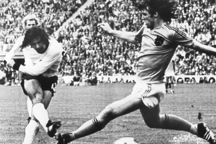 Der deutsche St&uuml;rmer Gerd M&uuml;ller (links) schie&szlig;t aus der Drehung am niederl&auml;ndischen Abwehrspieler Ruud Krol vorbei und erzielt 