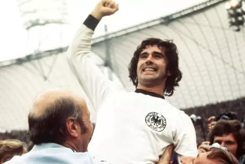 Gerd Müller jubelt am 7. Juli 1974 mit Bundestrainer Helmut Schön (links) über den Sieg im WM-Finale. 