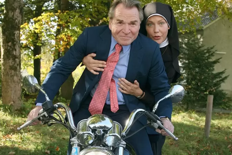 &bdquo;Er hat auch etwas von mir&ldquo;: Fritz Wepper (mit Janina Hartwig) gibt den Kleinstadtb&uuml;rgermeister Wolfgang W&ouml;ller in &bdquo;Um Himmels W